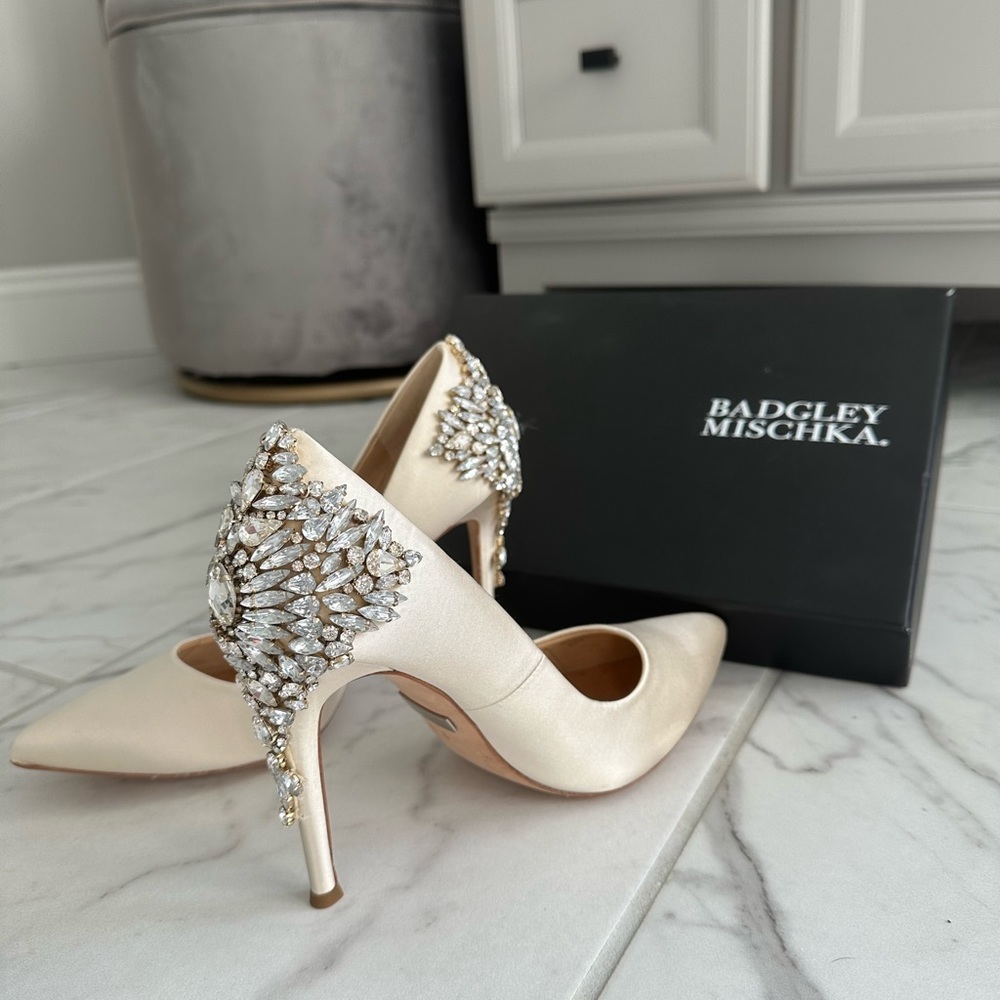 badgley mischka satin pointed heel rhinestone